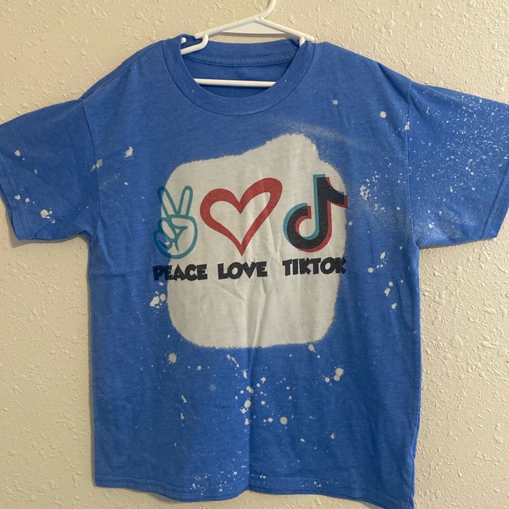 This shirt is very cute and trendy size is 8 in kids brand Gilden